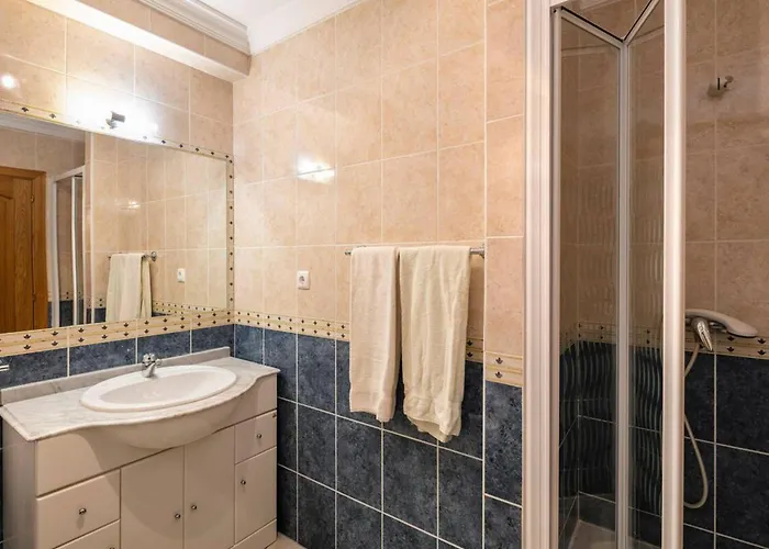 Lovely 2-bed In Sao Rafael Апартаменты